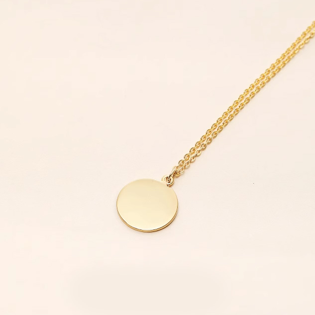 On that day, you created an original design with human body imprints, featuring a cool and minimalist style with a simple pendant and coin necklace